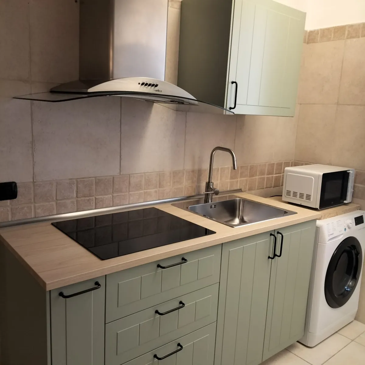 Cucina attrezzata di Domus Midì con area notte e ambiente luminoso